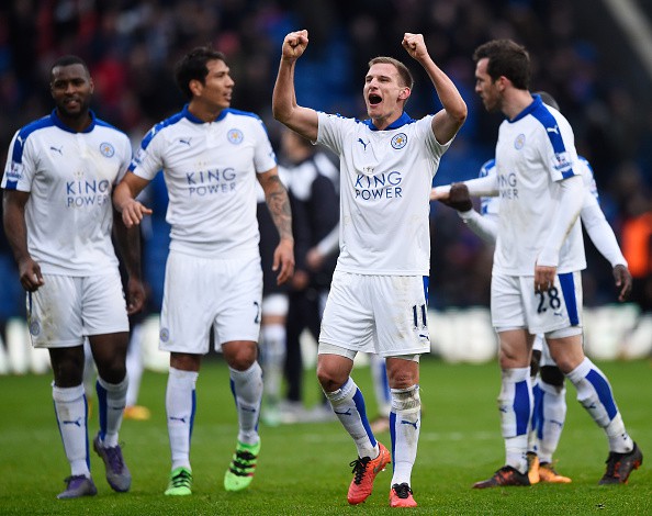 Vòng 31 Premier League: Leicester băng băng về đích, Chelsea thoát thua