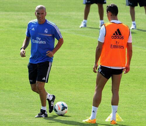 Zidane đích thân dạy Ronaldo sút phạt