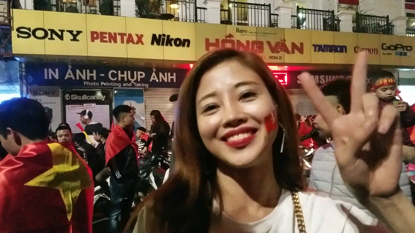 Các nữ CĐV xinh đẹp: Mong U23 Việt Nam vô địch để "quẩy" hết đêm