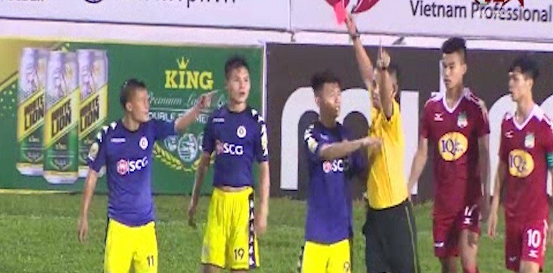 Video: Cận cảnh Lương "dị" và HLV Chu Đình Nghiêm phản ứng quyết định của trọng tài
