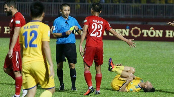 Video: Những cầu thủ bị phạt vì lối chơi bạo lực từ đầu mùa 2018