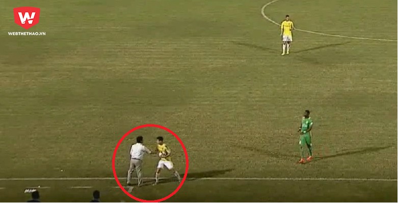 Video: HLV Vũ Quang Bảo cản trở cầu thủ Hà Nội FC ném biên