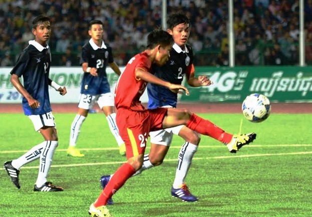 Video: U16 Việt Nam vùi dập Campuchia dù thi đấu thiếu người