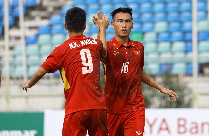 Video: Đá giờ phơi thóc, U19 Việt Nam vất vả thắng U19 Macau