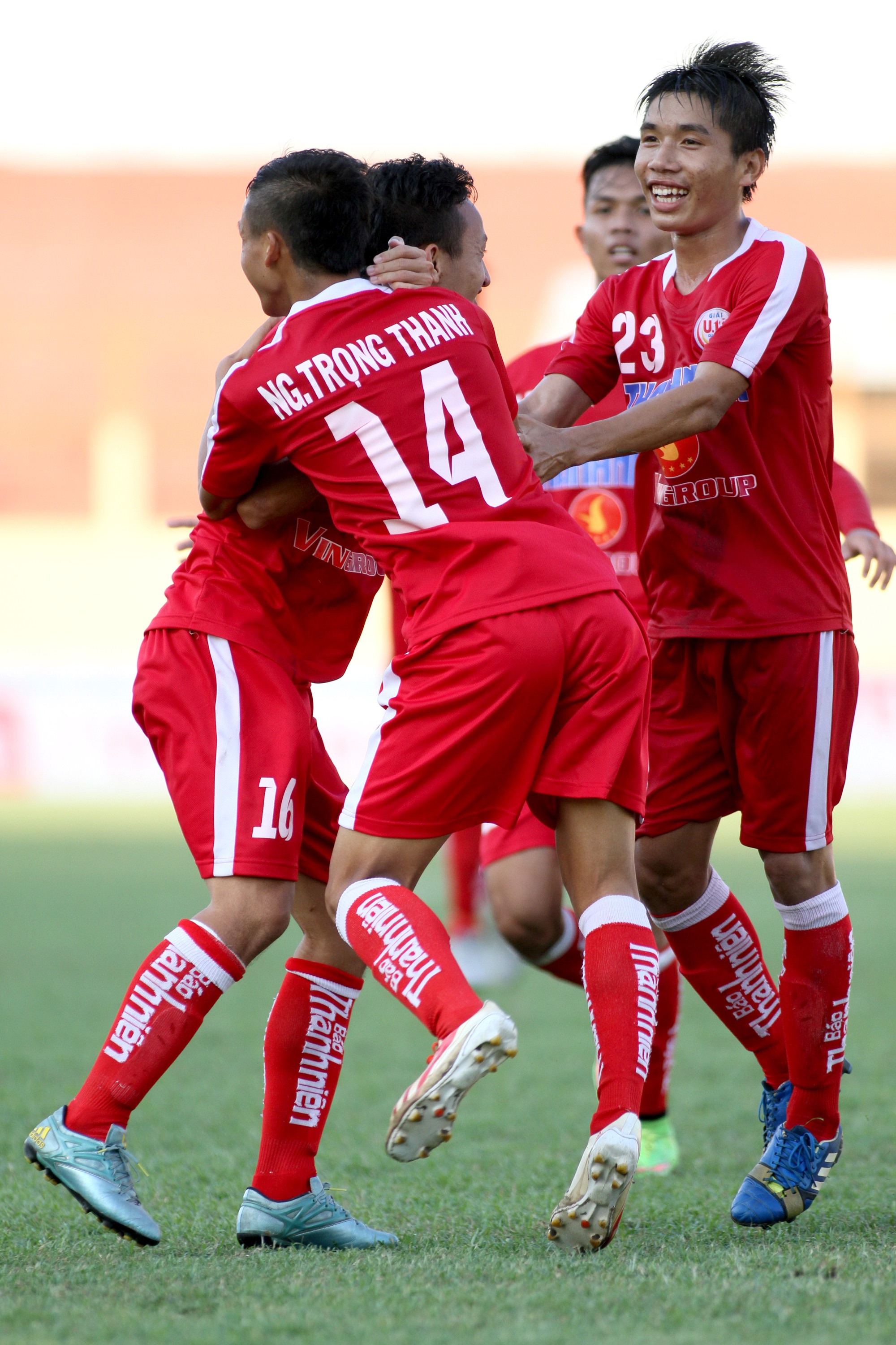 VCK U.19 QG: HLV L&ecirc; Hồng Minh v&iacute; HN.T&T như Barcelona