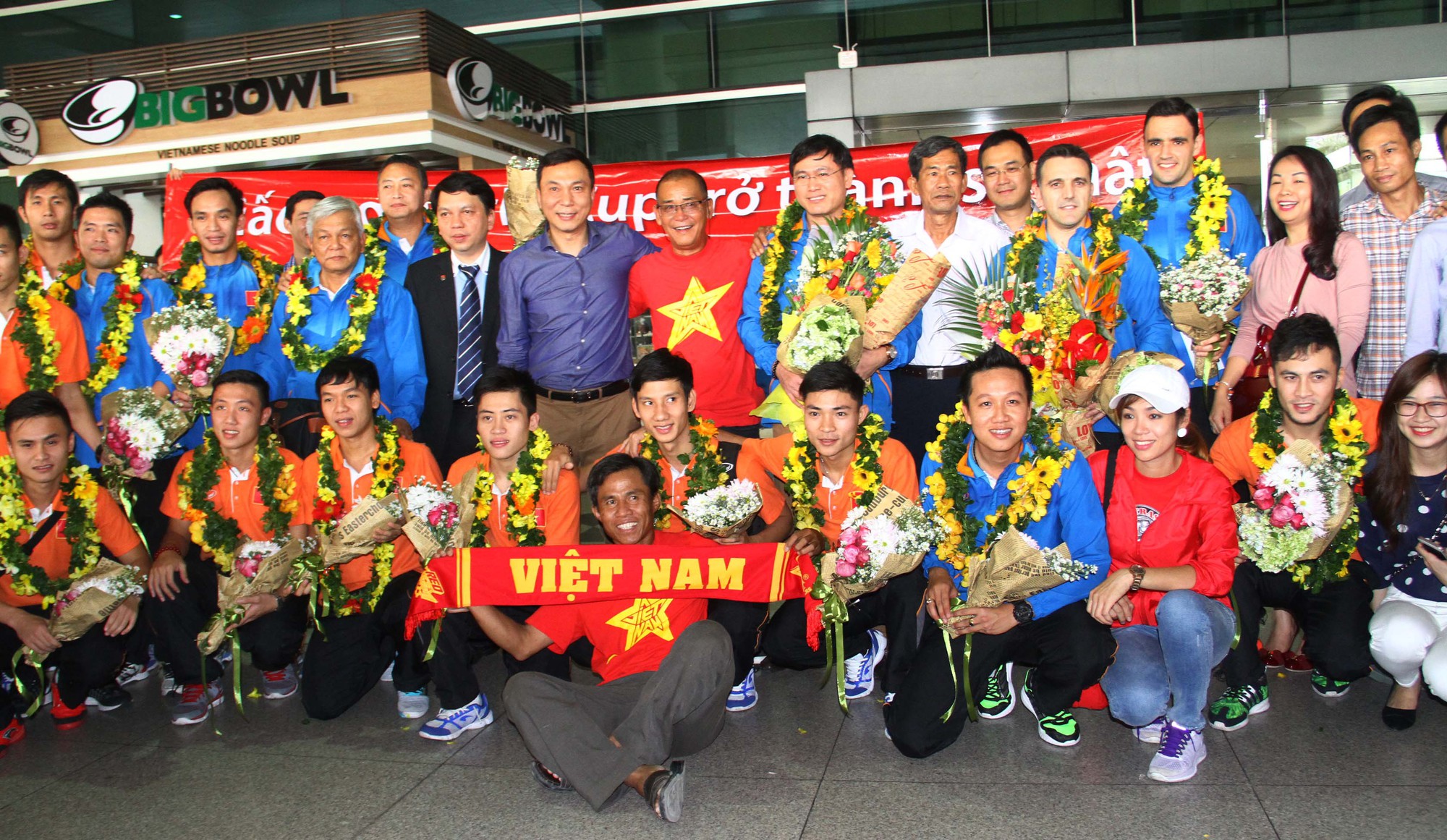 ĐT Futsal VN được chào đón nồng nhiệt tại sân bay Tân Sơn Nhất