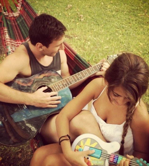 Messi chơi guitar “ảo diệu”