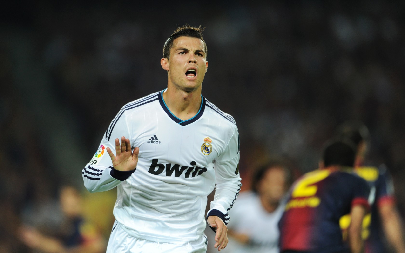 Ronaldo là thiên thần, Victoria cay cú Beckham