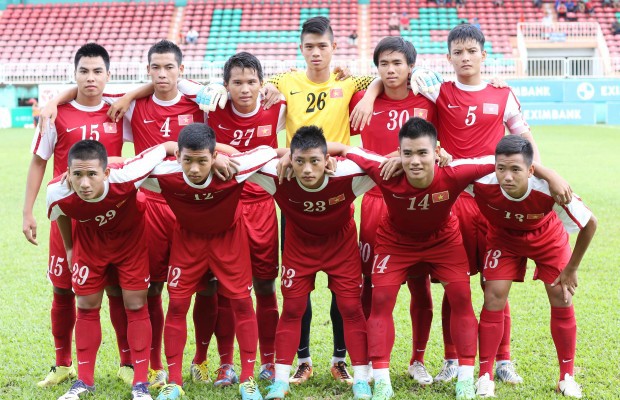 Cầu thủ U19 Việt Nam…gói bánh tét và thổi bóng bay