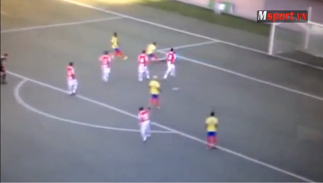 Pha solo ghi bàn không kém Maradona