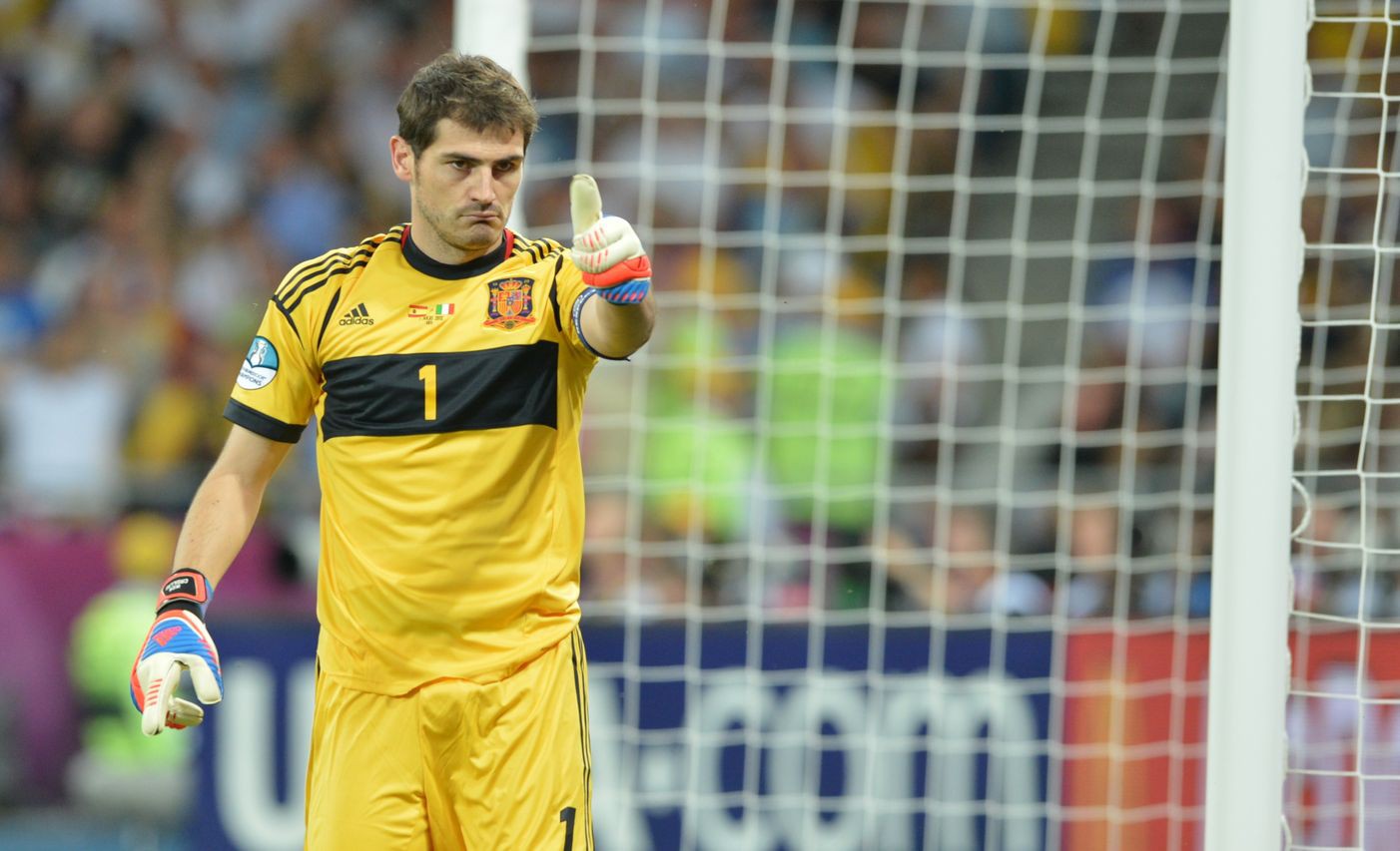 Iker Casillas muốn tống cả bố vợ lẫn bố đẻ vào… tù