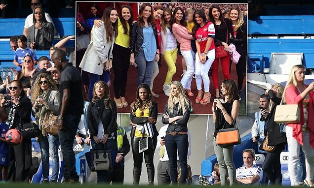 Chân dài tới cổ vũ sao Chelsea, Arsenal thi đấu