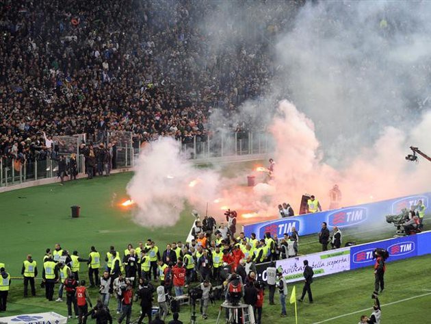 Kevin Constant bị phân biệt chủng tộc: Sân cỏ nước Ý ngày càng loạn