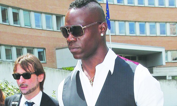 Vợ chồng Baloteli đưa nhau ra tòa: Quả báo của Super Mario