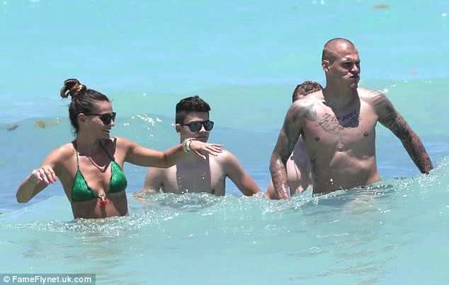 Martin Skrtel cùng vợ thư giãn ở Miami