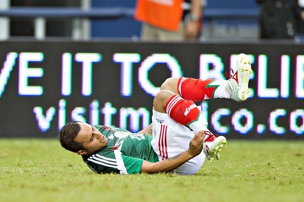Video: Tiền vệ Mexico gặp chấn thương kinh hoàng