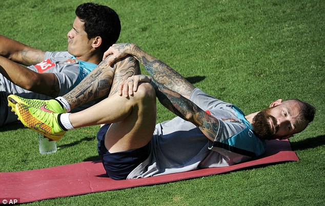 Raul Meireles khoe hình xăm ở chân