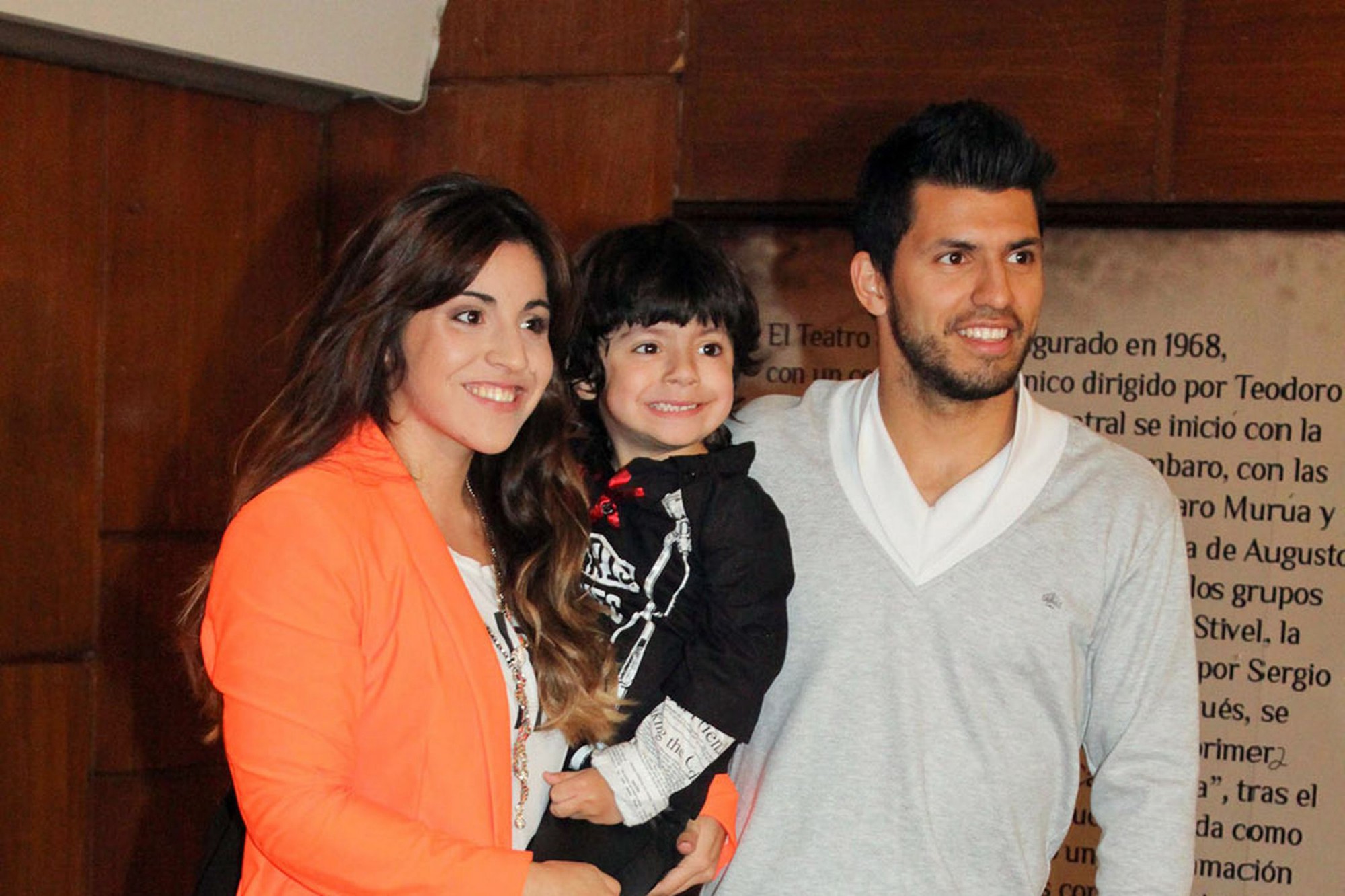 Aguero sa sút vì nhớ con trai?