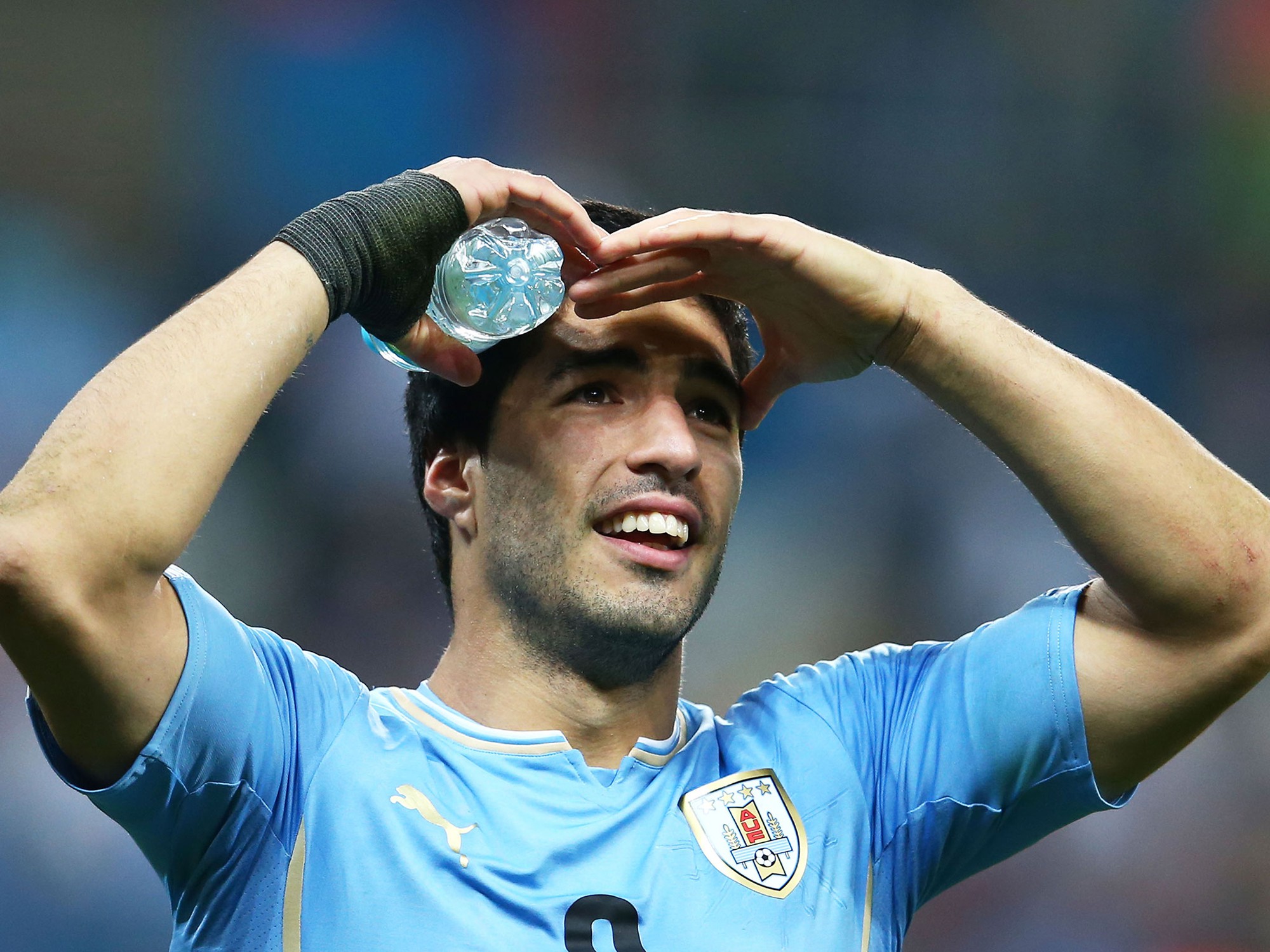FIFA cho Suarez chuyển nhượng: Nhưng không có chuyện giảm án