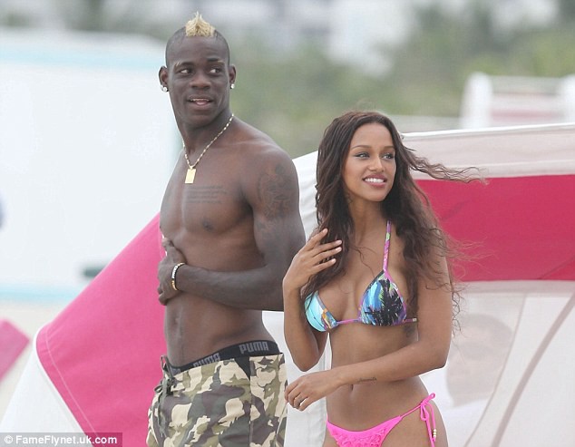 Balotelli cùng bồ tới Mỹ giải sầu World Cup