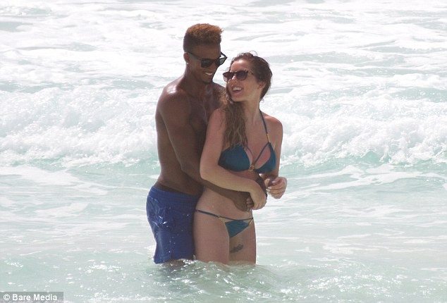 Scott Sinclair cùng bồ tình tứ bên bờ biển Mexico