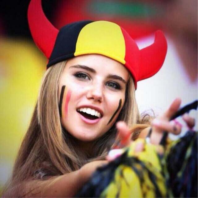 Tới cổ vũ World Cup, CĐV Bỉ được mời làm người mẫu