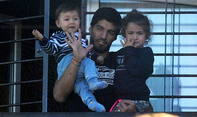 Gia đình Suarez đặt chân đến Barcelona
