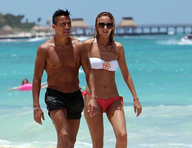 Sanchez cùng bồ có kỳ nghỉ lãng mạn ở Cancun