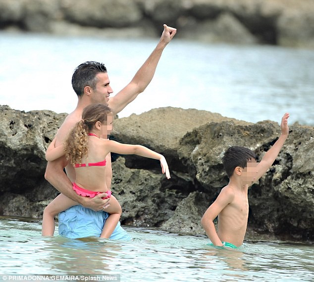 Van Persie cùng gia đình thư giãn ở Barbados.