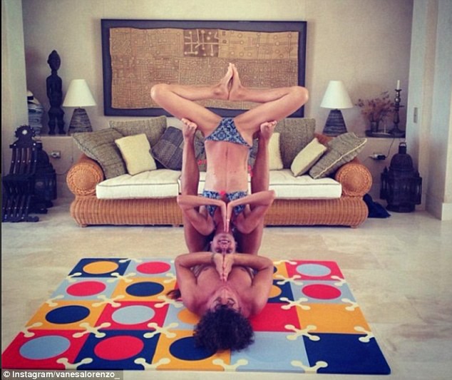Carles Puyol: Yoga với bạn gái…giữ dẻo dai