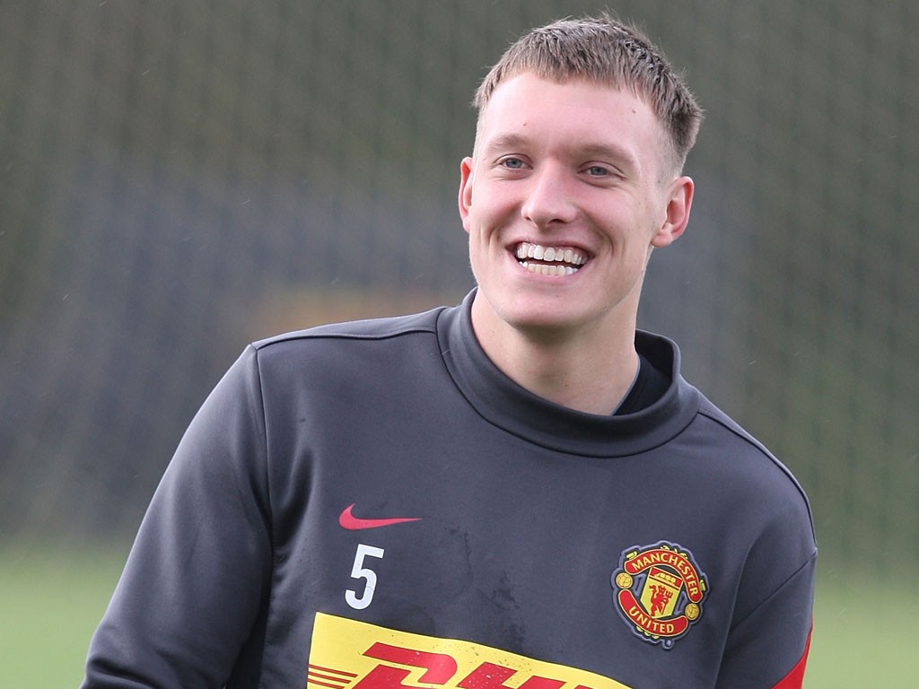Phil Jones vay tiền HLV thể lực: Đãng trí hay khôn vặt?