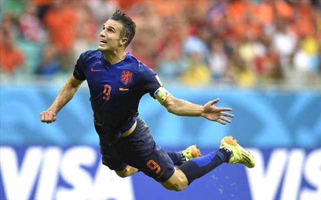 Video: Pha làm bàn bằng đầu dị hơn cả Van Persie