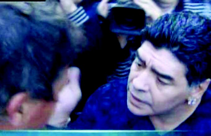 Maradona lại đánh phóng viên