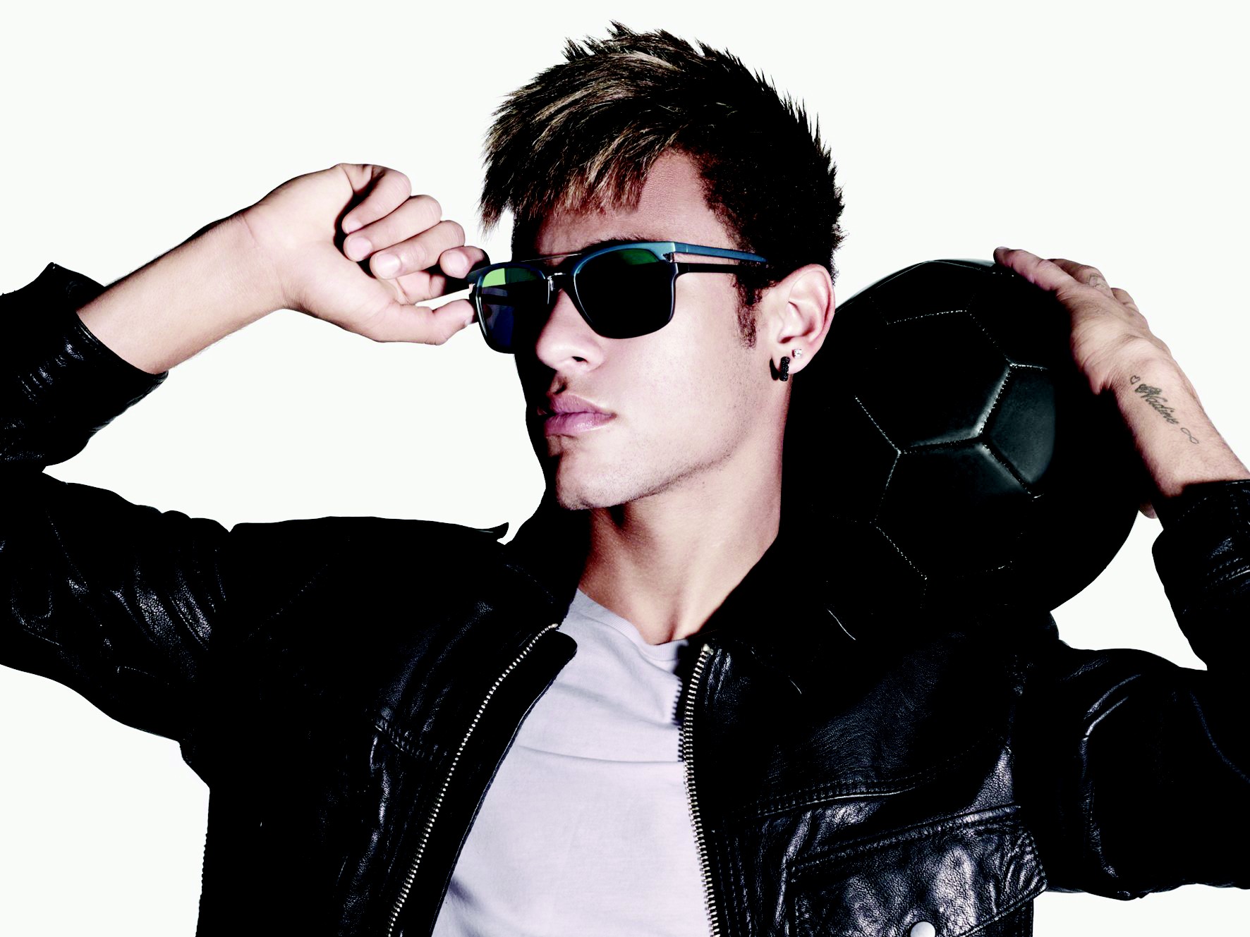 Bỏ Bruna, Neymar “lái máy bay”