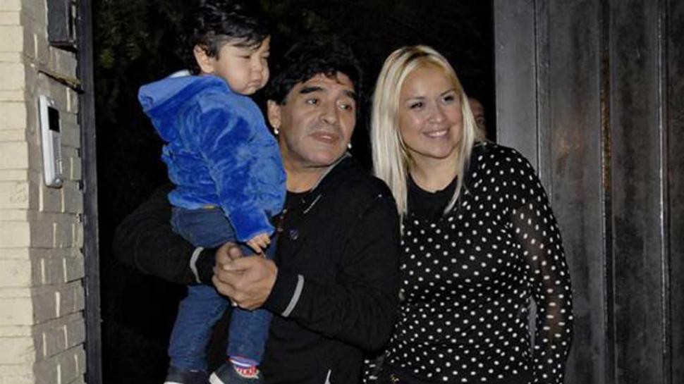 Bố vợ chết hụt, Maradona lo bảo vệ vợ con