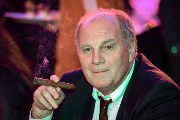 Uli Hoeness nhờ hooligan “xử” kẻ tống tiền