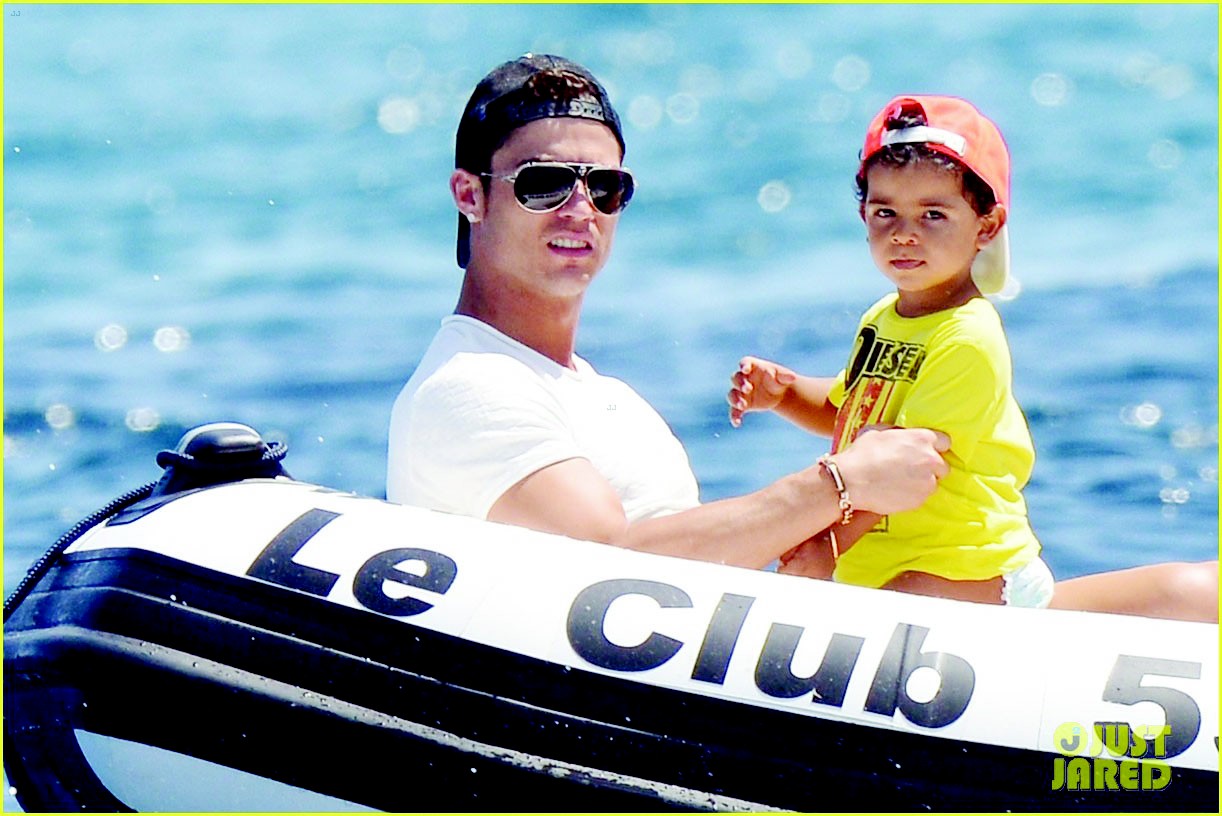 Mẹ của Cristiano Jnr không phải gái hầu bàn