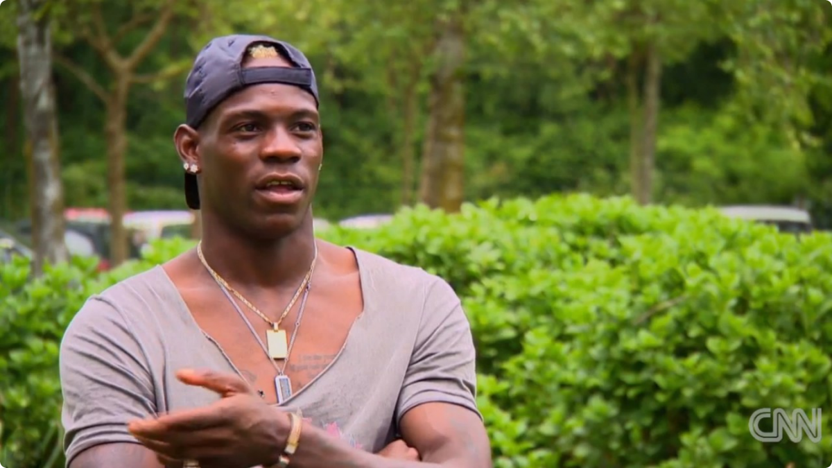 Balotelli “chén” gái ngay trước mặt bạn và bồ