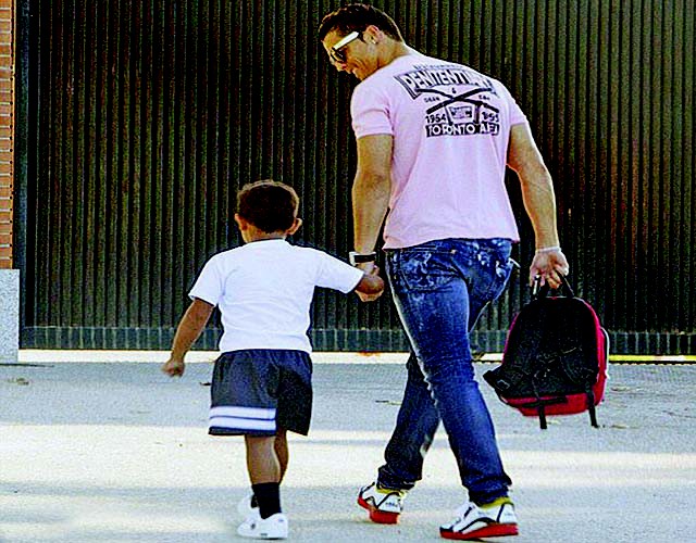 Cristiano Ronaldo đích thân đưa con đi học: Dạy con kiểu CR7