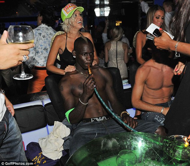 Mario Balotelli: Nghiện thuốc nặng và mê phim xã hội đen