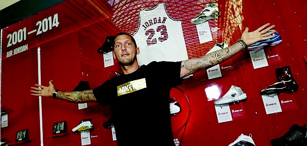 “Gã đồ tể” Materazzi đi bán giày