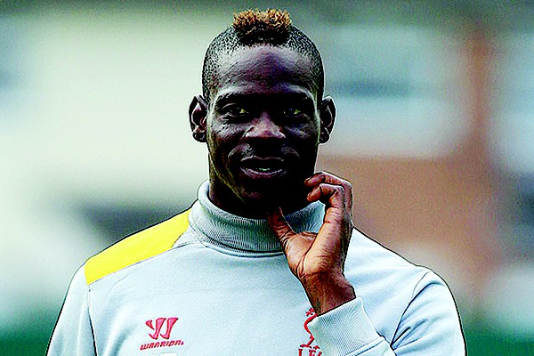 Balotelli lại lừa tình hai cô bạn thân
