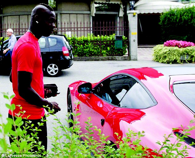 Balotelli chi hàng tấn tiền mang siêu xe tới Anh