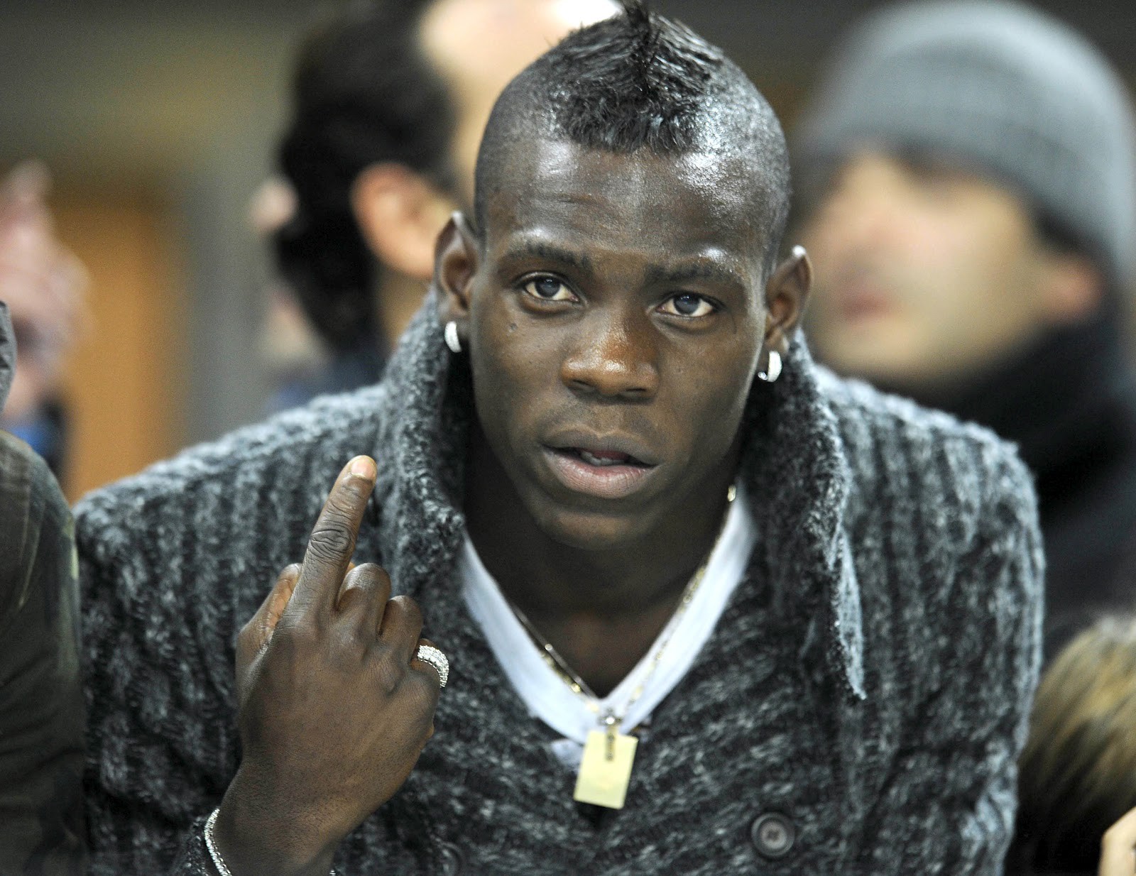Cười nhạo M.U, Balotelli bị dọa “làm thịt”