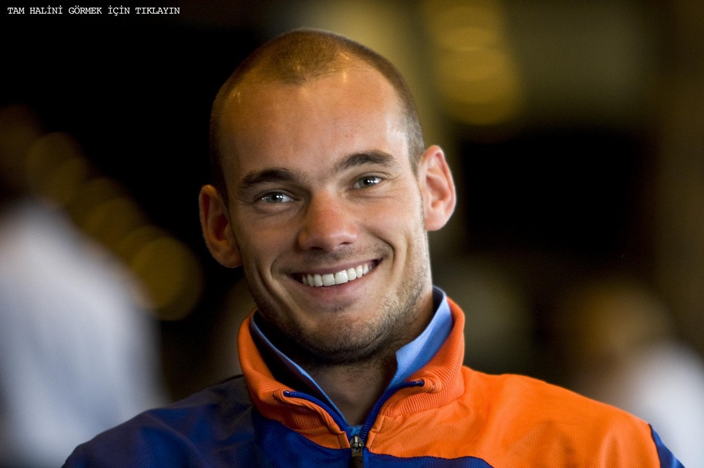 Wesley Sneijder giải cứu bé gái
