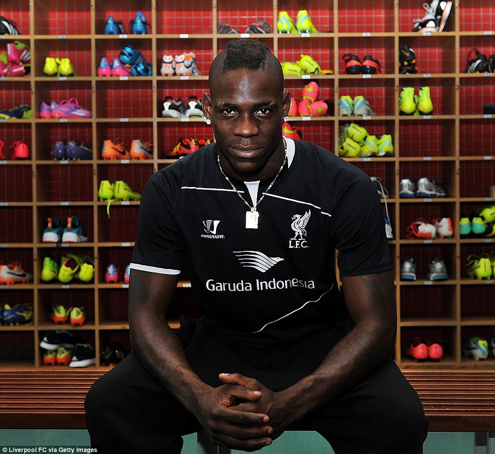 Thói hư tật xấu của sao: Balotelli đại náo tổ dân phố yên tĩnh
