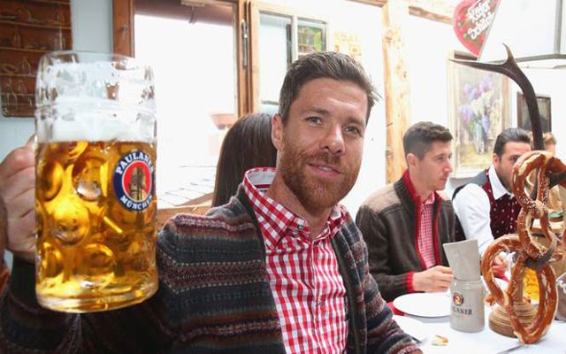 Các cầu thủ Bayern Munich ăn mừng Lễ hội bia
