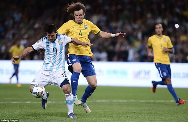 Bản tin sáng ngày 12/10: Messi “chân gỗ”, Argentina nhận thất bại trước Brazil, Ba Lan giành thắng lợi lịch sử trước Đức