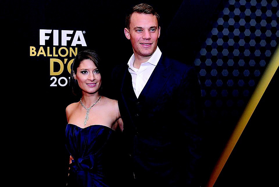 Neuer chia tay bạn gái: Học tập Schweinsteiger và Oezil