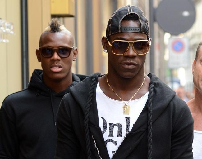 Balotelli chi tiền tấn chơi chim